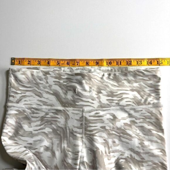 GAP GapFit Compression Brush Stroke Grey White Pattern Capri Legging Size Medium - Picture 6 of 9